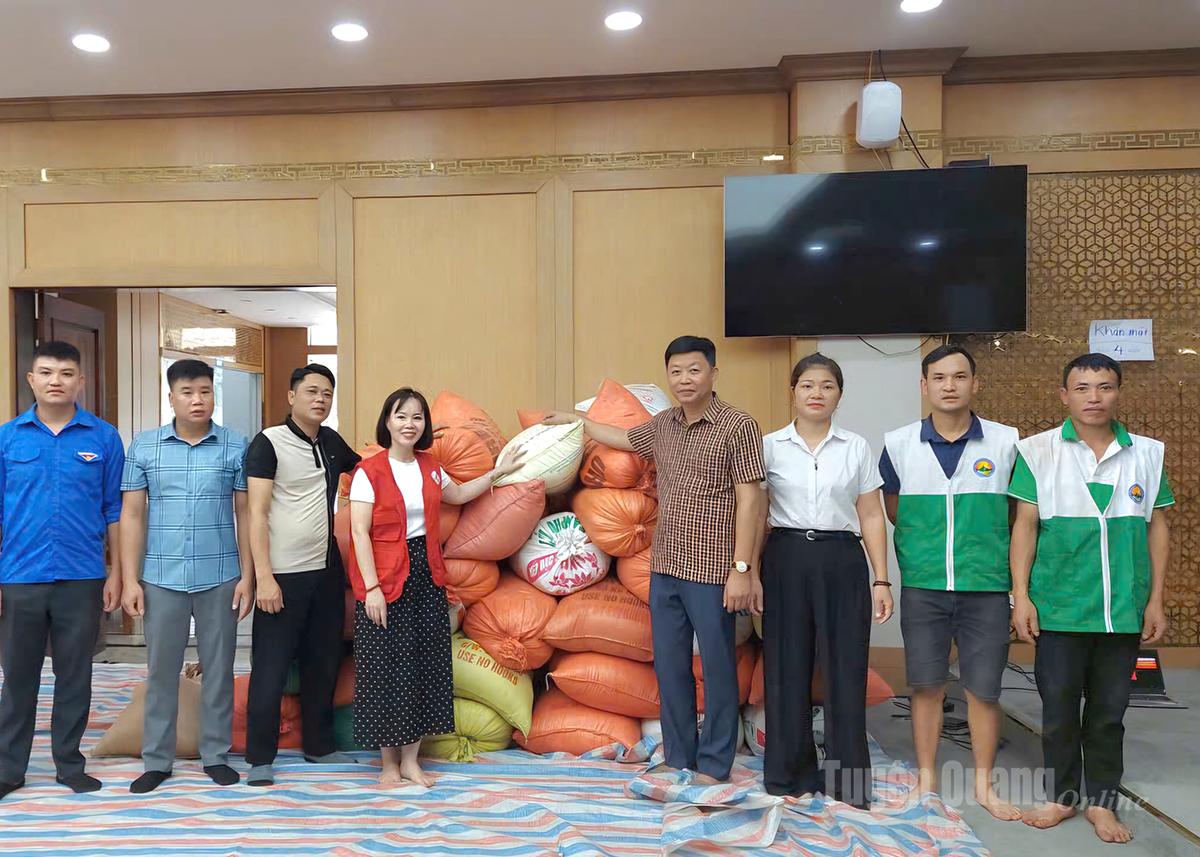 Xã Bằng Lang ủng hộ 3,6 tấn gạo giúp người dân khắc phục hậu quả thiên tai.
