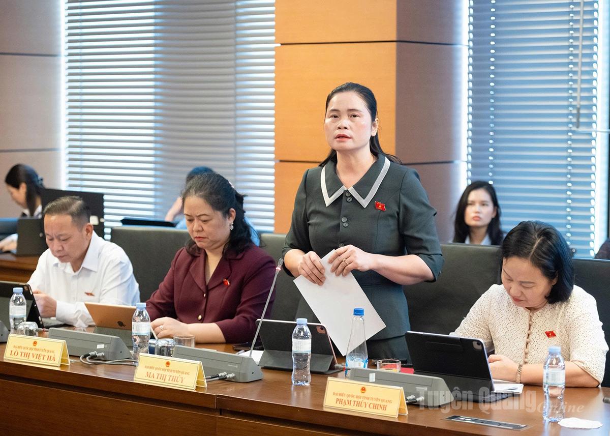 Đại biểu Ma Thị Thuý phát biểu thảo luận tại tổ.