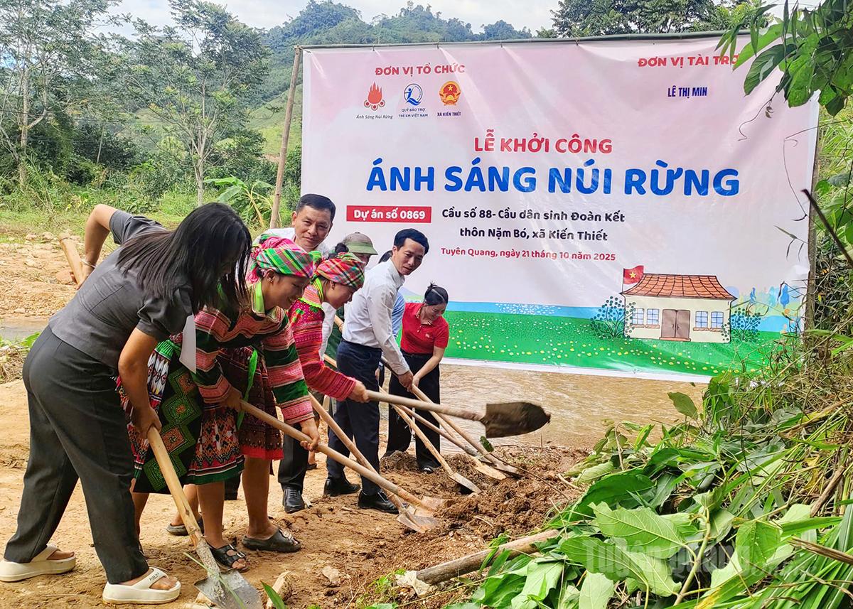Lãnh đạo xã và nhân dân khởi công xây dựng Cầu Đoàn kết thôn Nặm Bó.