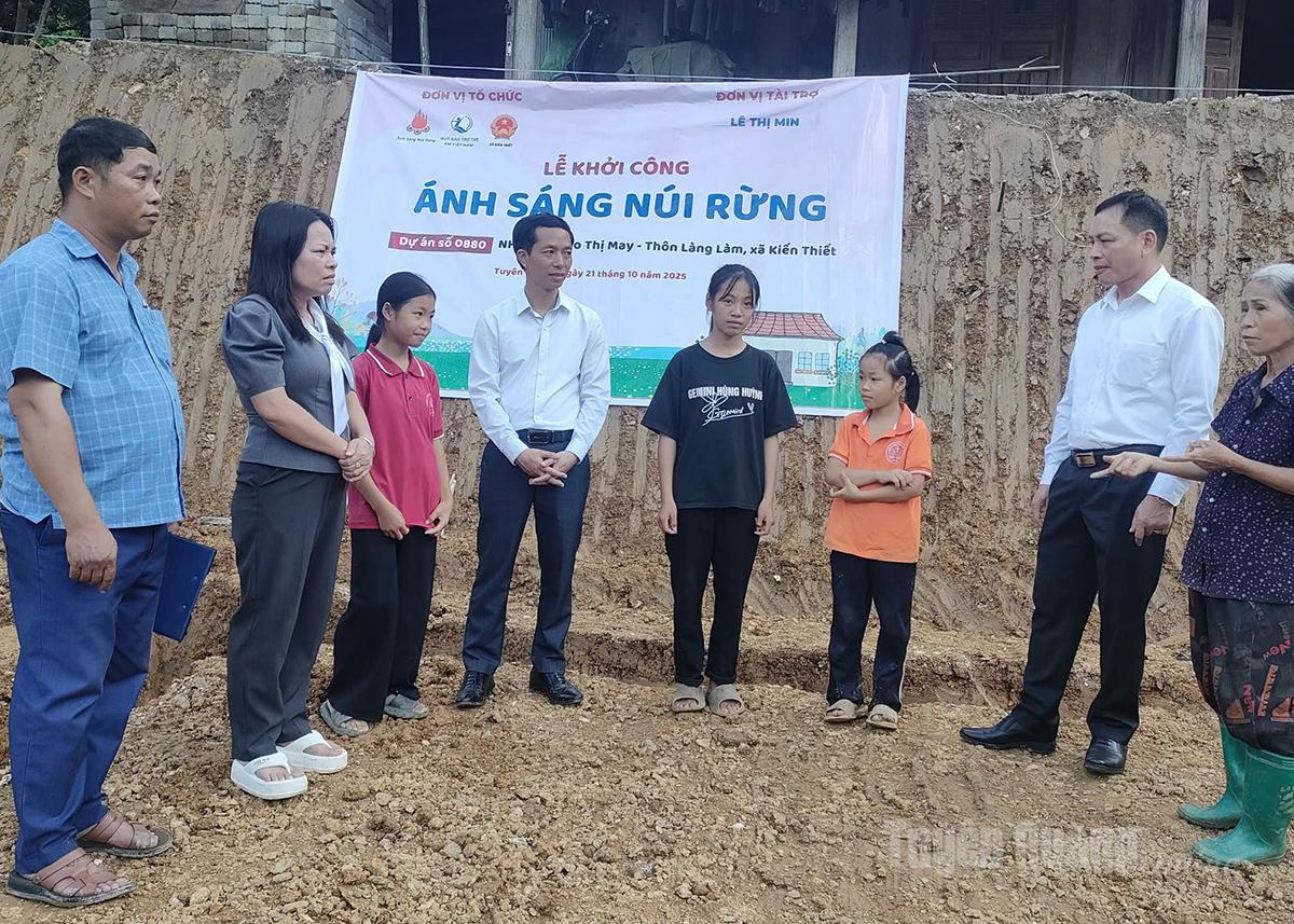 Lãnh đạo xã cùng các thành viên, 3 em Đào Thị May, Đào Thùy Nhi, Đào Nhật Vi tại lễ khởi công xây dựng căn nhà mới.