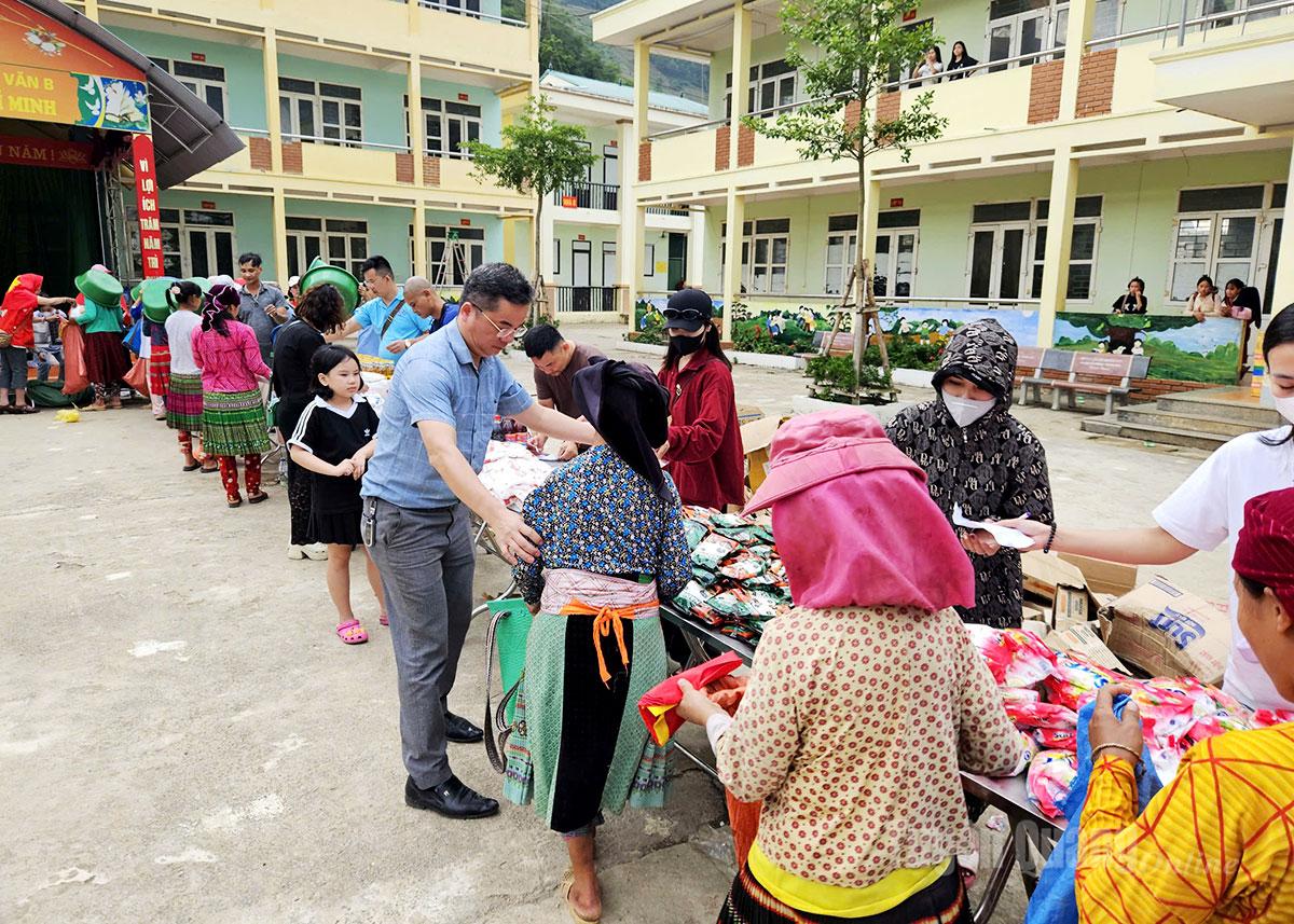 Anh Hoàng Văn Hải tích cực vận động, quyên góp nhiều nhu yếu phẩm thiết yếu cứu trợ người dân vùng thiên tai.