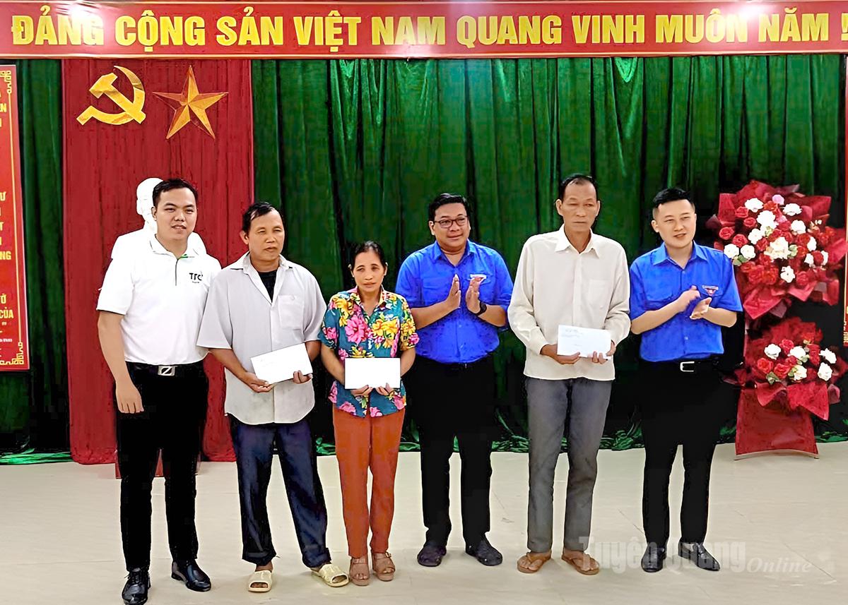 Lãnh đạo Tỉnh đoàn trao hỗ trợ kinh phí sửa chữa nhà cho 3 gia đình bị hư hỏng nặng, đất, đá sạt lở.