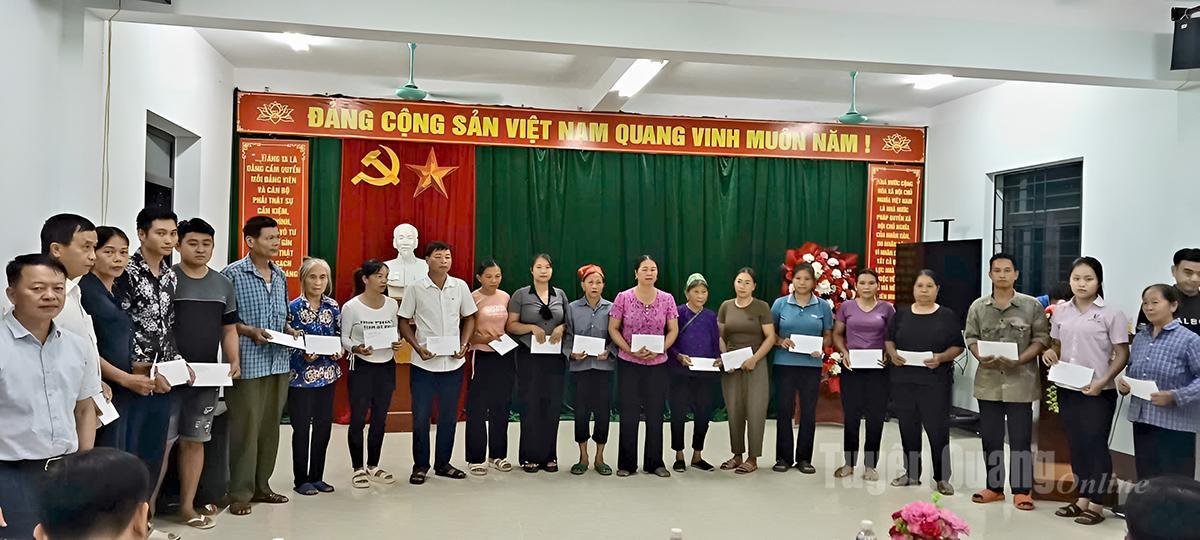 Đoàn công tác trao 20 suất quà và nhu yếu phẩm cho các hộ gia đình bị thiệt hại do thiên tai trên địa bàn.