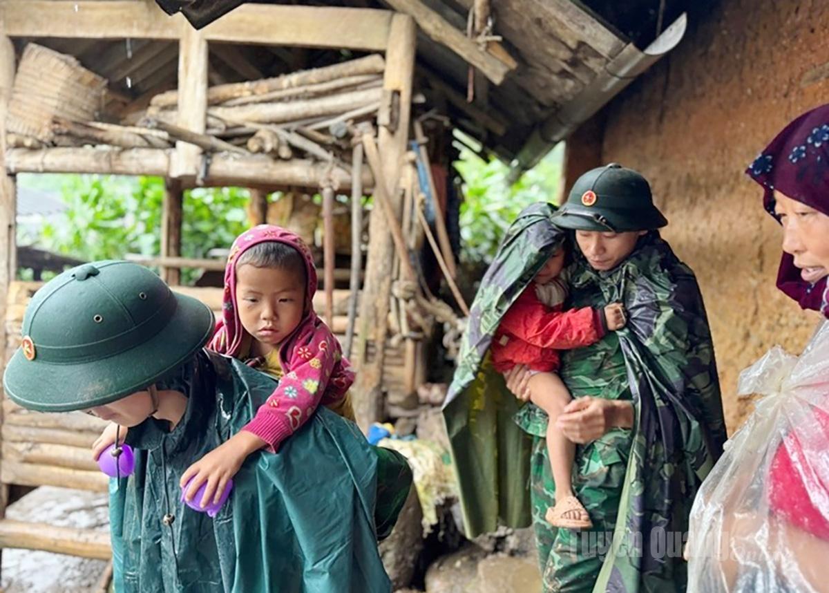 Bộ đội Đồn Biên phòng Lũng Cú hỗ trợ người dân di dời đến nơi an toàn.