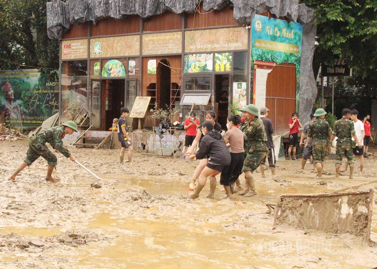 Tinh thần đoàn kết của người dân trong bão lũ là nguồn cảm hứng sáng tác các ca khúc về đề tài bão lũ.                                                   Ảnh: Hoàng Hà