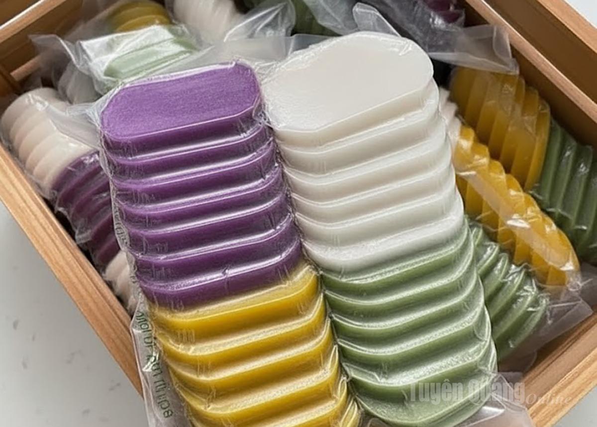 ‘Da’ cake is naturally colored using forest plants.