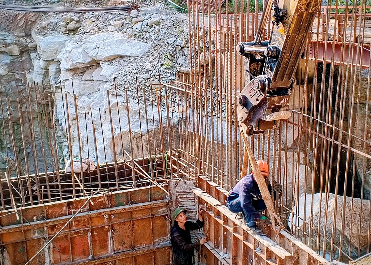 Tổ công nhân Công ty Cổ phần đầu tư và xây lắp An Đông thi công cầu Khâu Lầu, xã Khuôn Lùng.