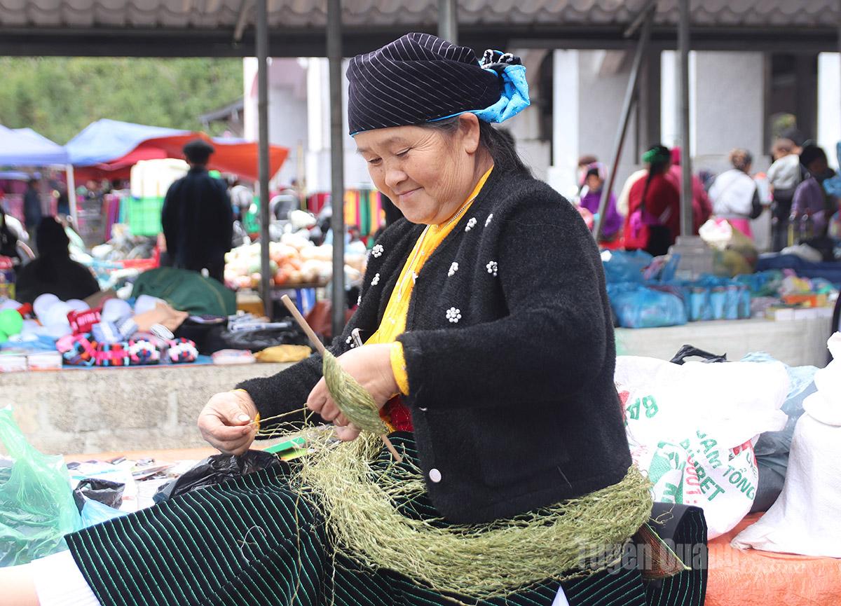 Phụ nữ Mông luôn mang bên mình búi lanh để nối sợi ở bất kỳ đâu, dù lên nương hay đi chợ.