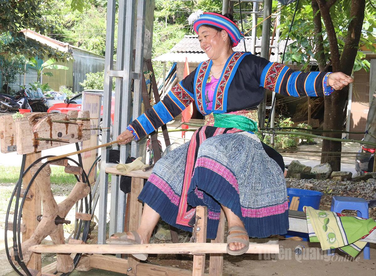The skillful hands of H’mong women spin each hemp thread, beginning the journey to create the traditional fabric.