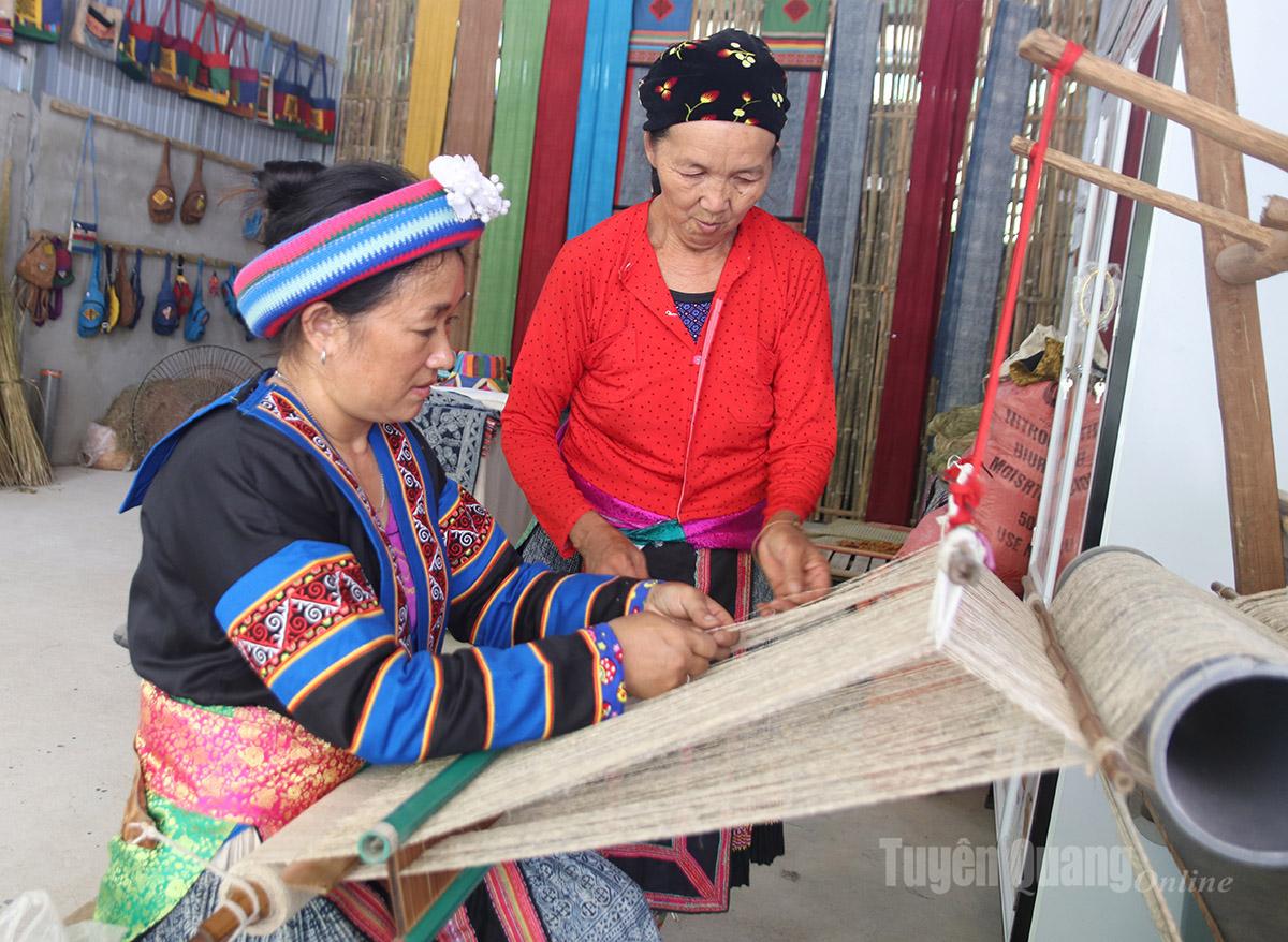 To complete a hemp cloth, the H’mong people must meticulously go through 41 stages, from sowing seeds, harvesting, peeling, pounding, spinning, and boiling fibers to setting up the weaving loom.