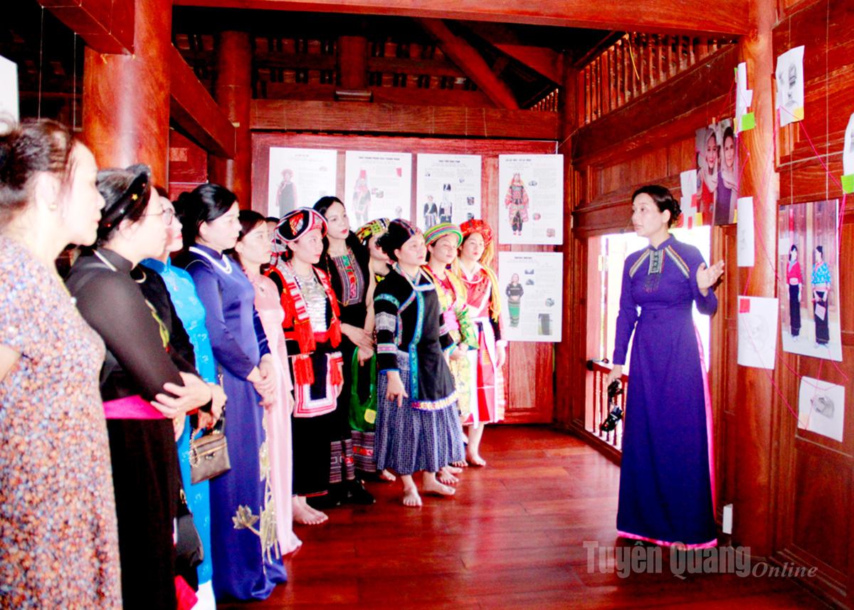 Đạo diễn Nguyễn Bông Mai chia sẻ với công chúng tranh vẽ về trang phục truyền thống của phụ nữ các dân tộc tại triển lãm ở Tuyên Quang.