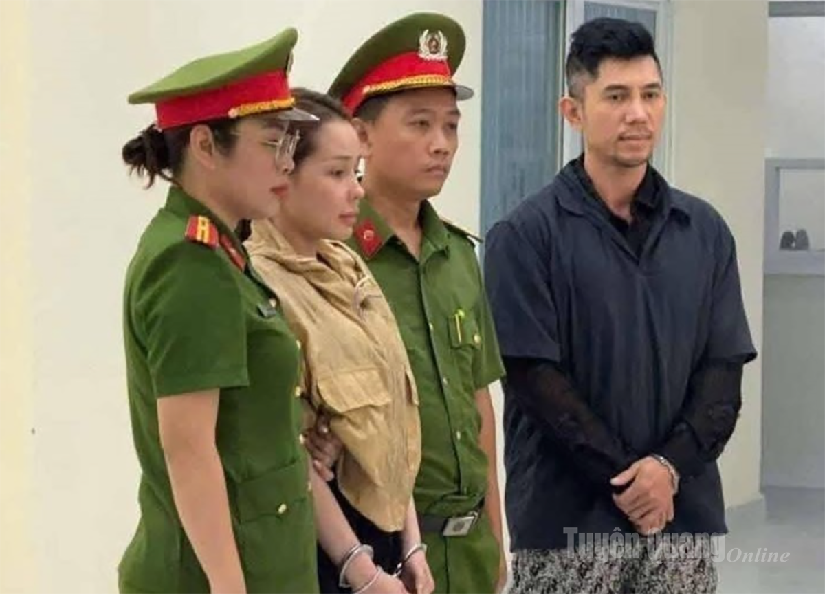 Ngân 98 bị khởi tố, bắt tạm giam để điều tra tội “Sản xuất, buôn bán hàng giả là thực phẩm”.