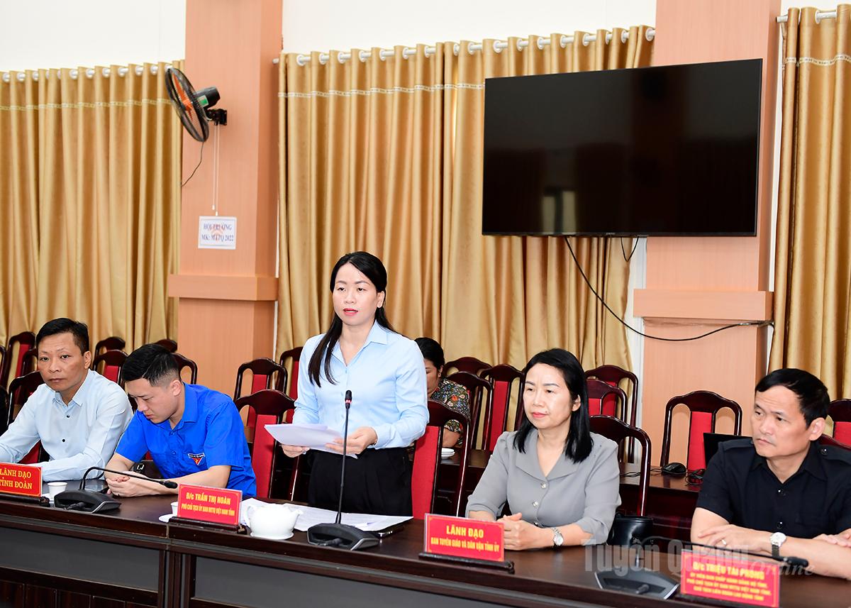 Lãnh đạo Ủy ban MTTQ tỉnh báo cáo nhanh tình hình thiệt hại và công tác khắc phục của tỉnh Tuyên Quang tới đoàn công tác.