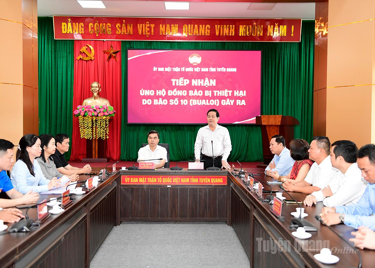 Đồng chí Trần Văn Huyến, Phó Bí thư Thành ủy Cần Thơ phát biểu tại buổi tiếp nhận.