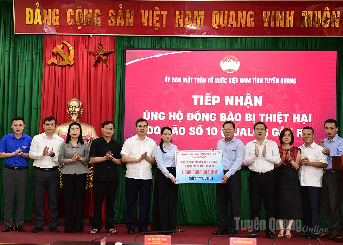 Thành phố Cần Thơ trao tặng tỉnh Tuyên Quang 1 tỷ đồng khắc phục hậu quả thiên tai.