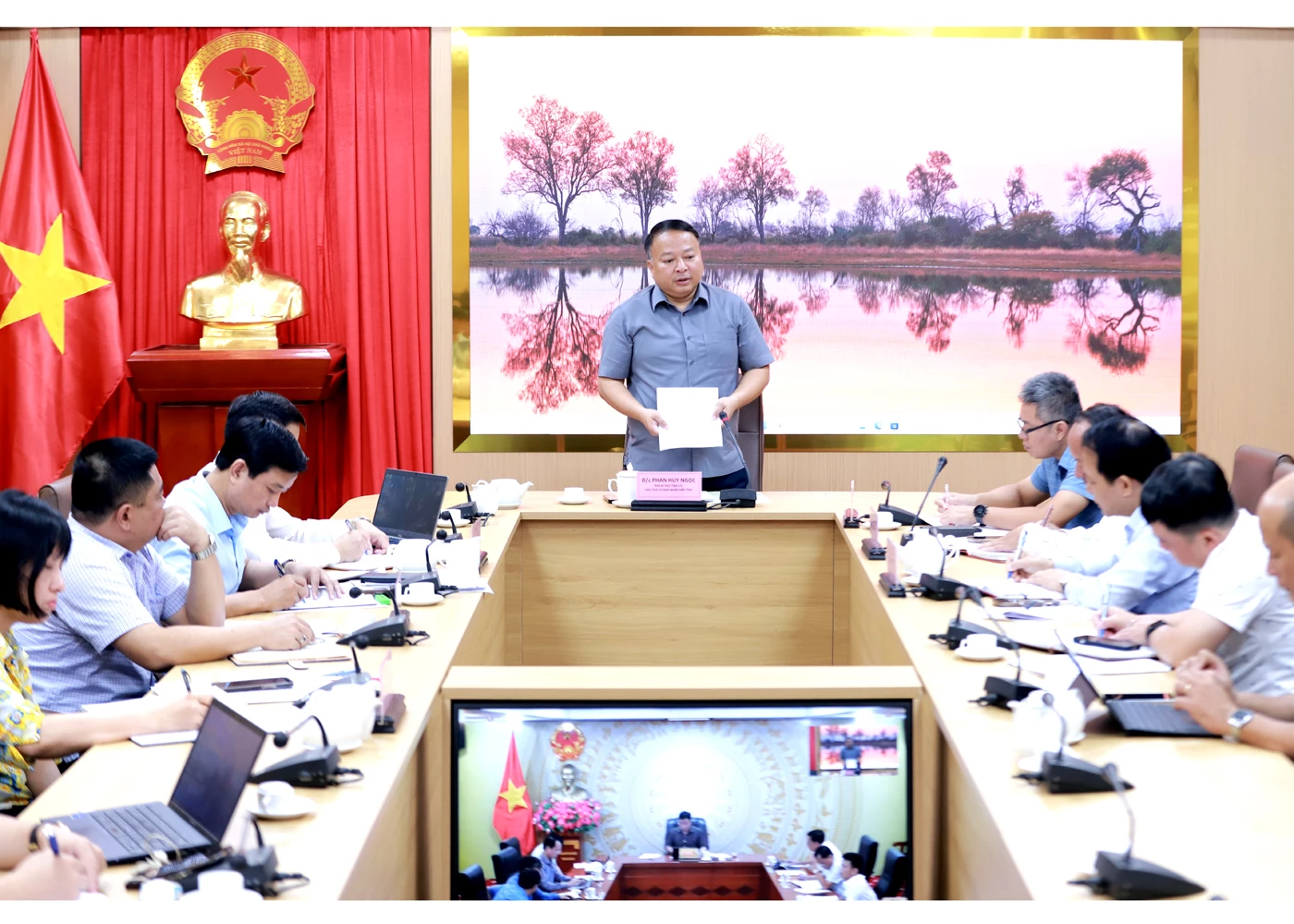 Chủ tịch UBND tỉnh Phan Huy Ngọc phát biểu kết luận cuộc họp.