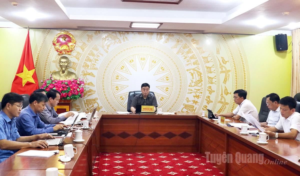Phó Chủ tịch UBND tỉnh Hoàng Gia Long cùng các đại biểu dự tại điểm cầu phường Hà Giang 1. Ảnh: Hoàng Tuyến