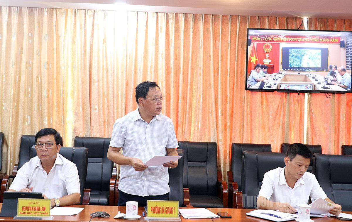 Lãnh đạo phường Hà Giang 1 báo cáo tình hình vi phạm, xử lý vi phạm do lấn chiếm dòng chảy sông Lô trên địa bàn. Ảnh: Hoàng Tuyến