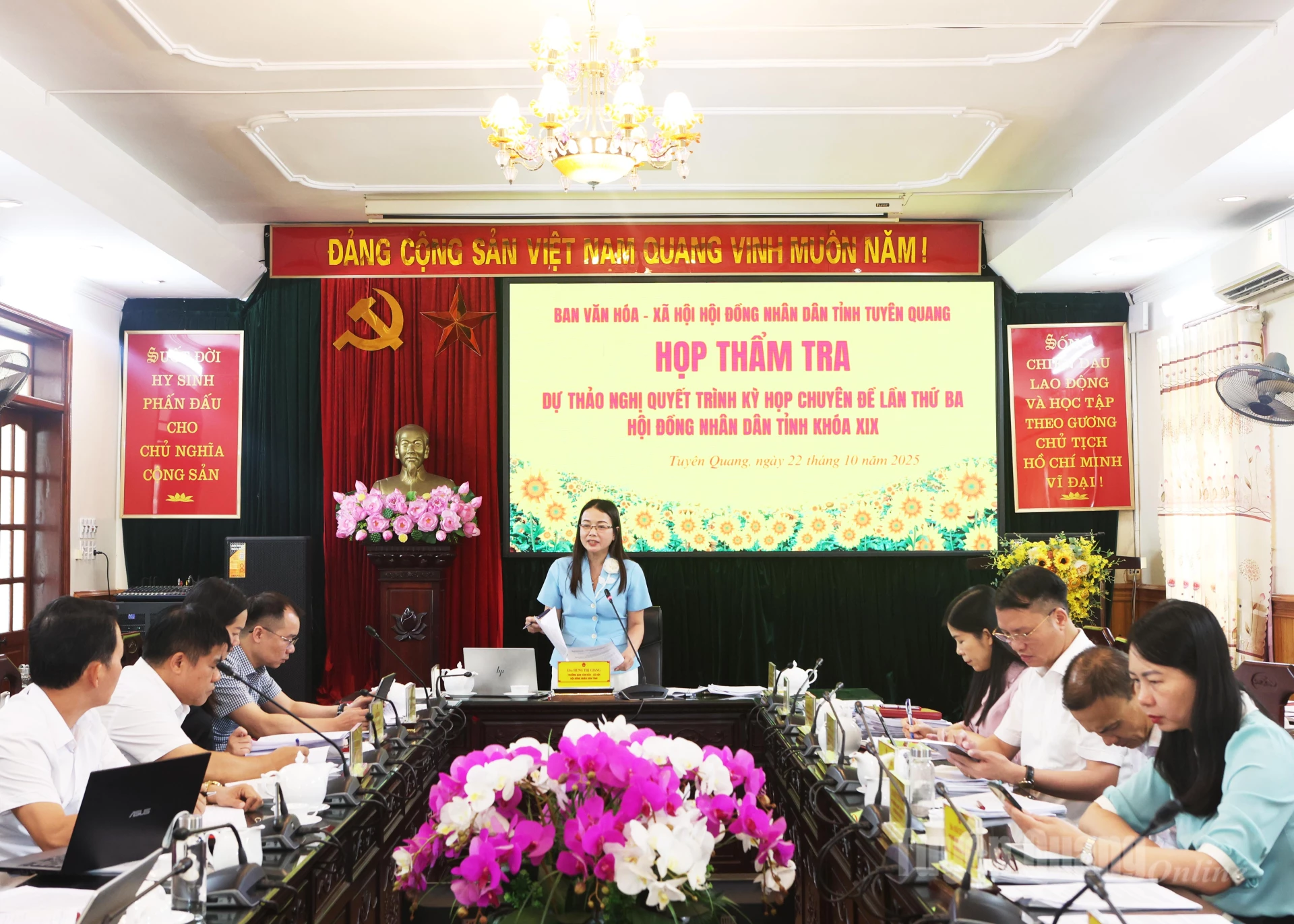 Quang cảnh phiên họp thẩm tra.