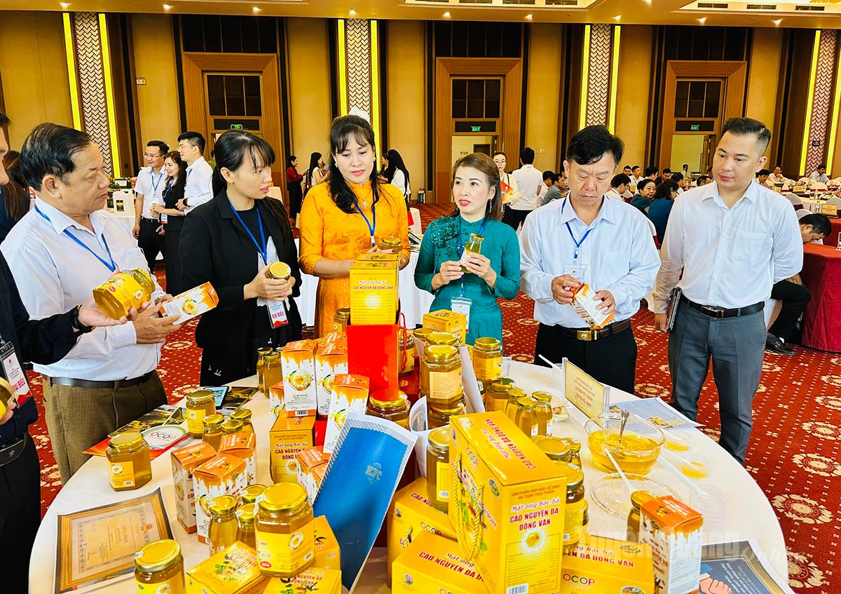 Các sản phẩm mật ong của Cao nguyên đá Đồng Văn được giới thiệu tại hội nghị.