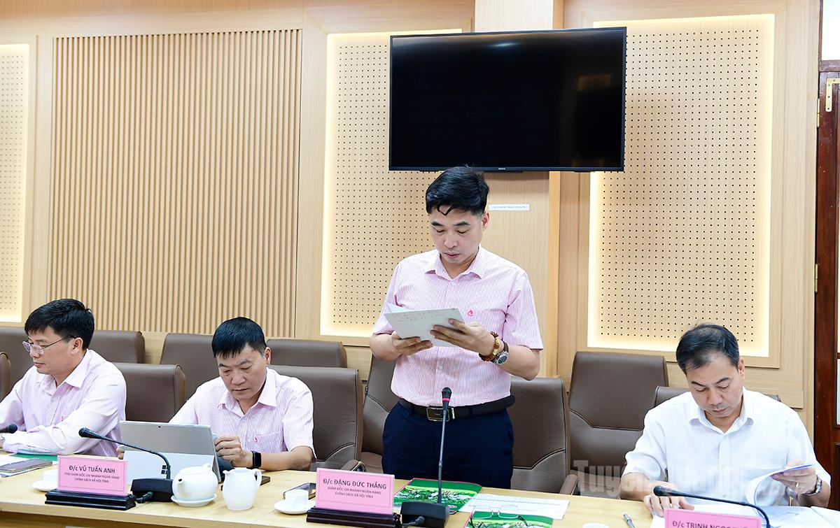Lãnh đạo Chi nhánh Ngân hàng Chính sách xã hội báo cáo thực hiện công tác tín dụng chính sách trên địa bàn tỉnh trong thời gian qua.