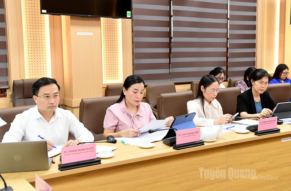 Lãnh đạo các sở, ngành dự phiên họp.