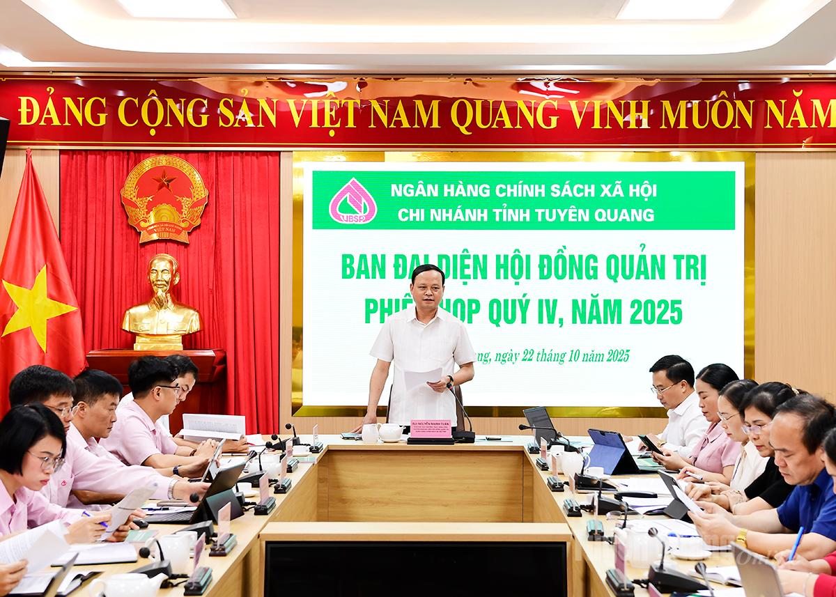  Đồng chí Nguyễn Mạnh Tuấn, Ủy viên Ban Thường vụ Tỉnh ủy, Phó Chủ tịch Thường trực UBND tỉnh, Trưởng ban Đại diện Hội đồng Quản trị Ngân hàng Chính sách xã hội tỉnh phát biểu tại hội nghị.