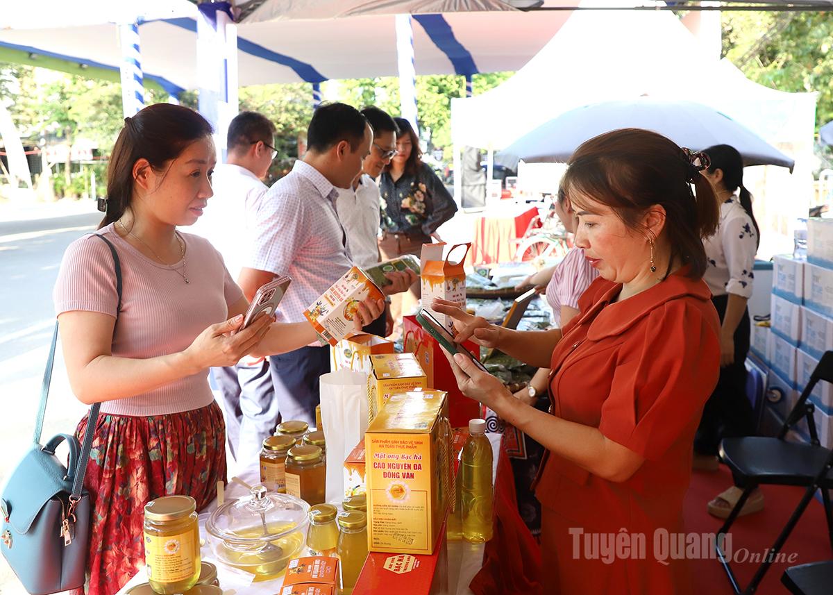 Hoạt động xúc tiến thương mại giúp tiêu thụ sản phẩm tiêu biểu của tỉnh, góp phần vào tăng trưởng kinh tế.