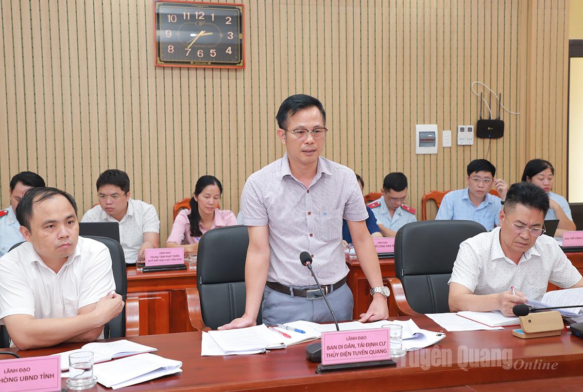 Đại diện Ban Di dân, tái định cư Thuỷ điện Tuyên Quang báo cáo kết quả thực hiện chính sách, quyền lợi của các công dân.