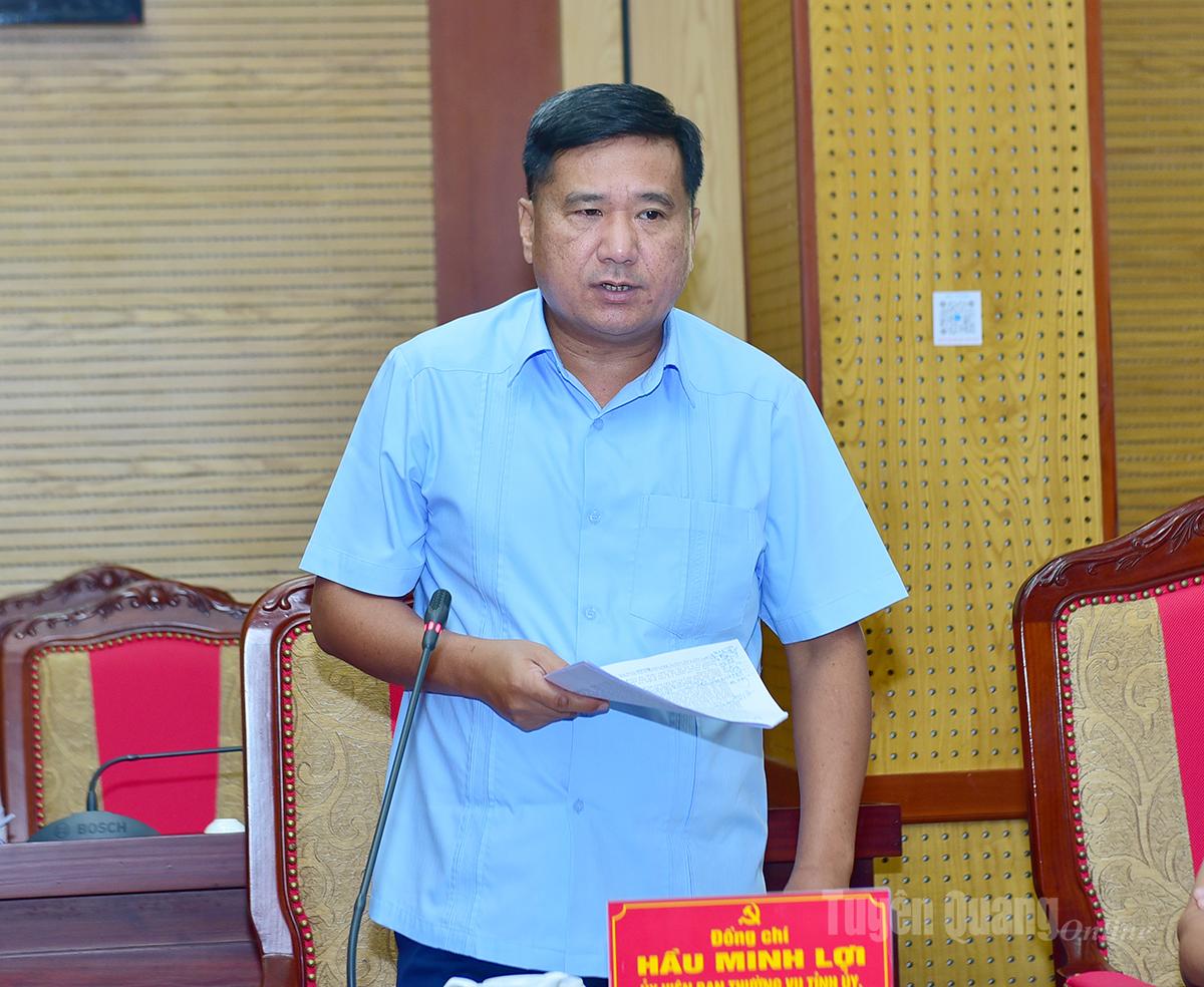 Đồng chí Phó Chủ tịch Thường trực HĐND tỉnh Hầu Minh Lợi phát biểu thảo luận tại buổi làm việc.