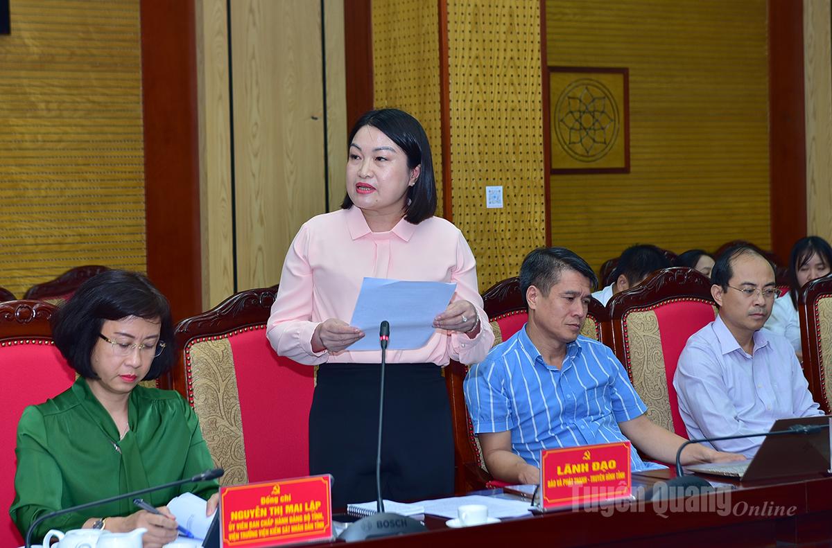 Đồng chí Phó Tổng Biên tập Báo và phát thanh, truyền hình tỉnh Nguyễn Thị Hoài Yên phát biểu thảo luận tại buổi làm việc.