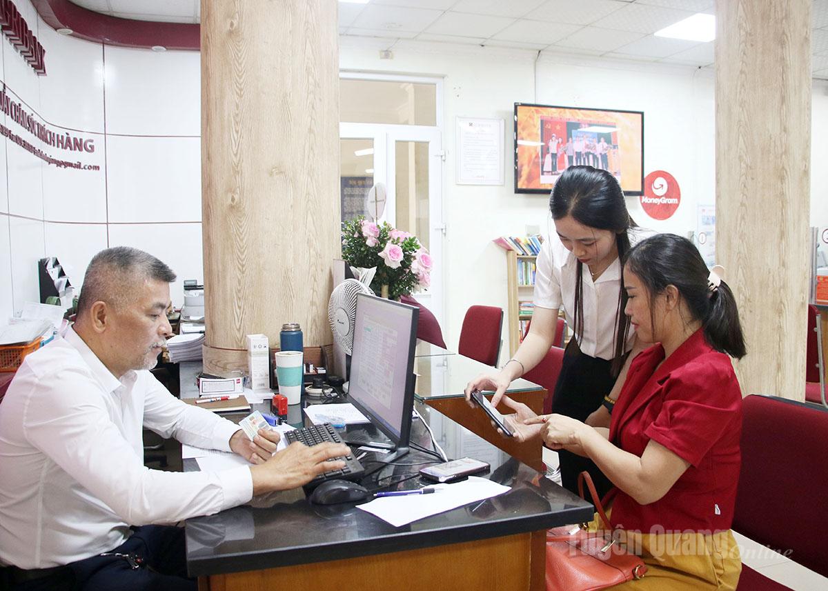 Cán bộ Agribank Chi nhánh Hà Giang tư vấn ứng dụng công nghệ số cho khách hàng.