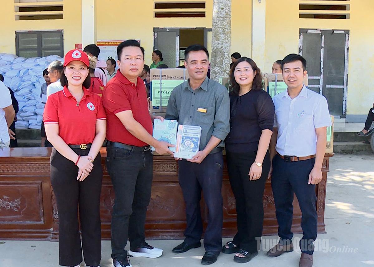 1.400 quyển vở dành tặng cho học sinh trường Phổ thông DTBT THCS Thuận Hoà.

