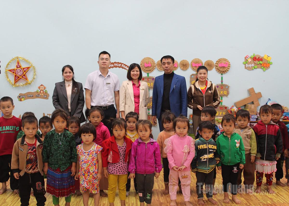 Đại diện BIDV Chi nhánh Đồng Văn tặng quà động viên thầy và trò Trường Mầm non Sủng Trái, xã Lũng Phìn.