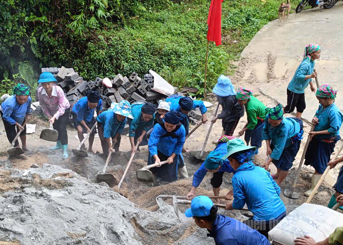 Hội viên nông dân xã Hoàng Su Phì tham gia làm đường giao thông liên thôn.