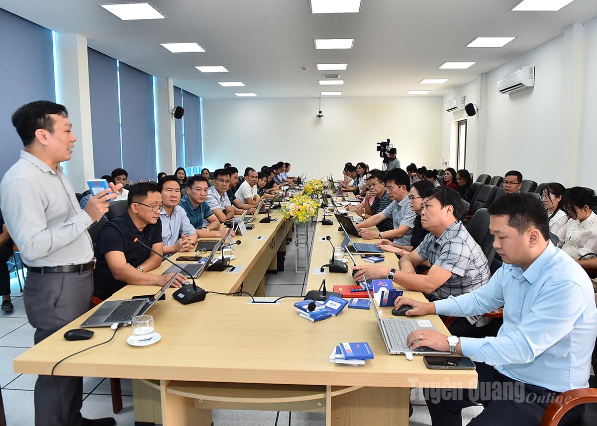 Các đồng chí lãnh đạo Báo và phát thanh, truyền hình Tuyên Quang tham dự tập huấn.