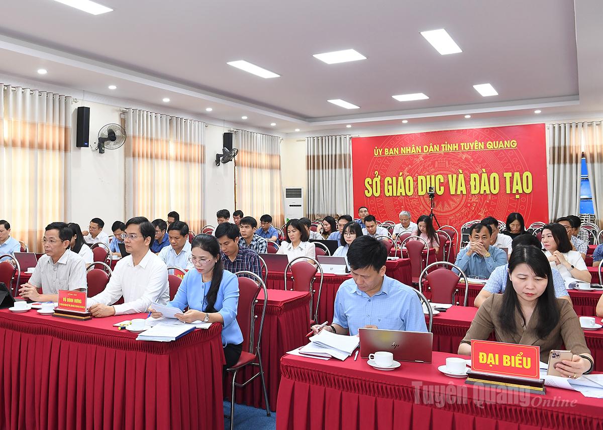 Lãnh đạo Sở Giáo dục và Đào tạo và các đại biểu dự hội nghị.