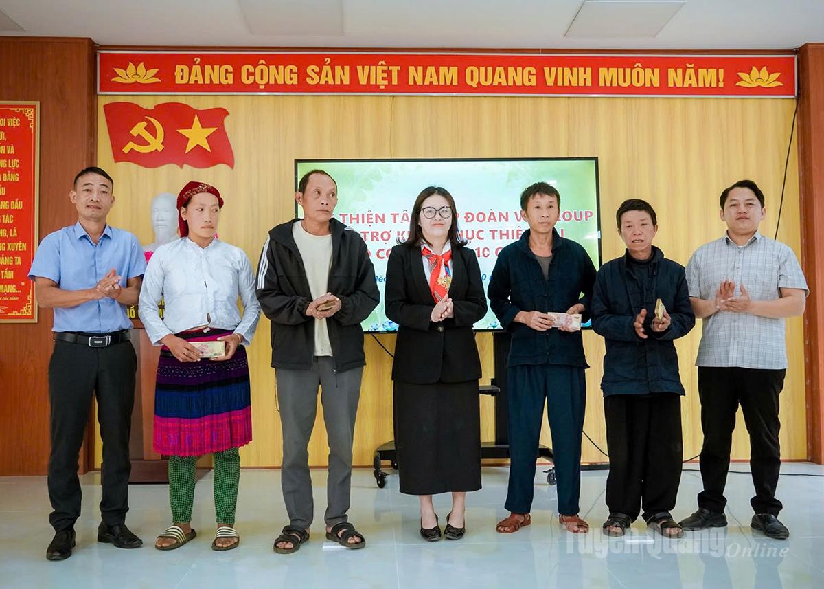 Lãnh đạo xã Mèo Vạc thay mặt Quỹ Thiện Tâm - Tập đoàn Vingroup trao tiền hỗ trợ cho các hộ dân bị thiệt hại do bão số 10 gây ra.