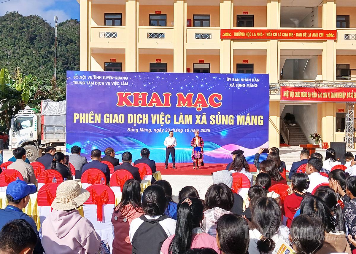 Đông đảo người dân xã Sủng Máng tham gia phiên giao dịch việc làm.