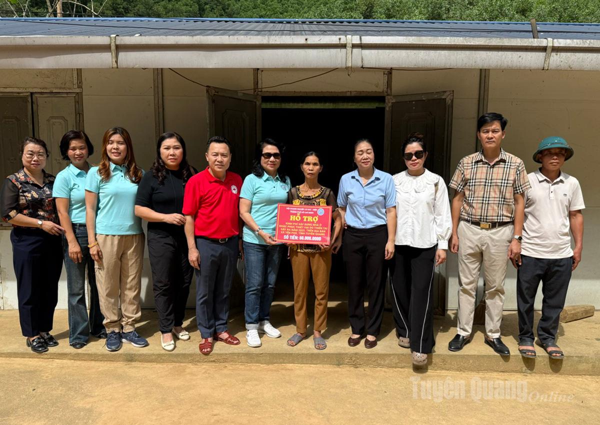 Lãnh đạo Hội CTĐ tỉnh và nhà tài trợ trao tiền hỗ trợ làm nhà mới cho bà Hoàng Thị Thủy, thôn Ngõa, xã Yên Phú.