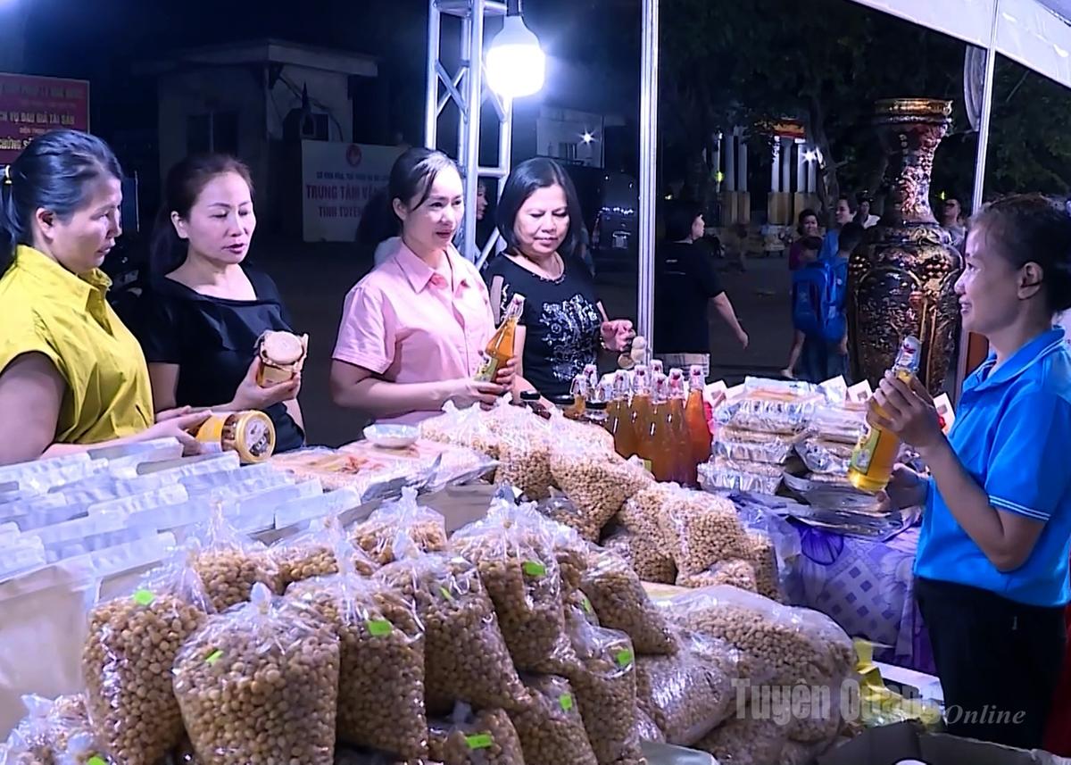 Người dân tham quan, mua sắm tại Hội chợ triển lãm hàng công nghiệp nông thôn tiêu biểu khu vực phía Bắc - Tuyên Quang năm 2025.