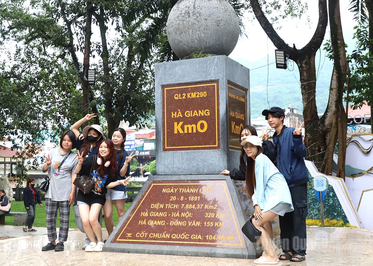 Khách du lịch check in tại Km0 thuộc phường Hà Giang 1.