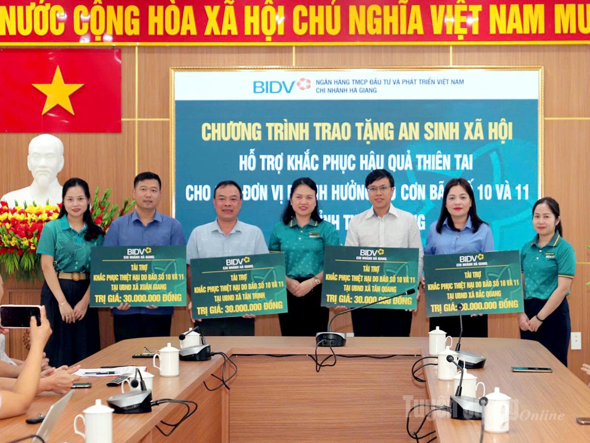 Lãnh đạo BIDV chi nhánh Bắc Quang trao tiền hỗ trợ cho các địa phương