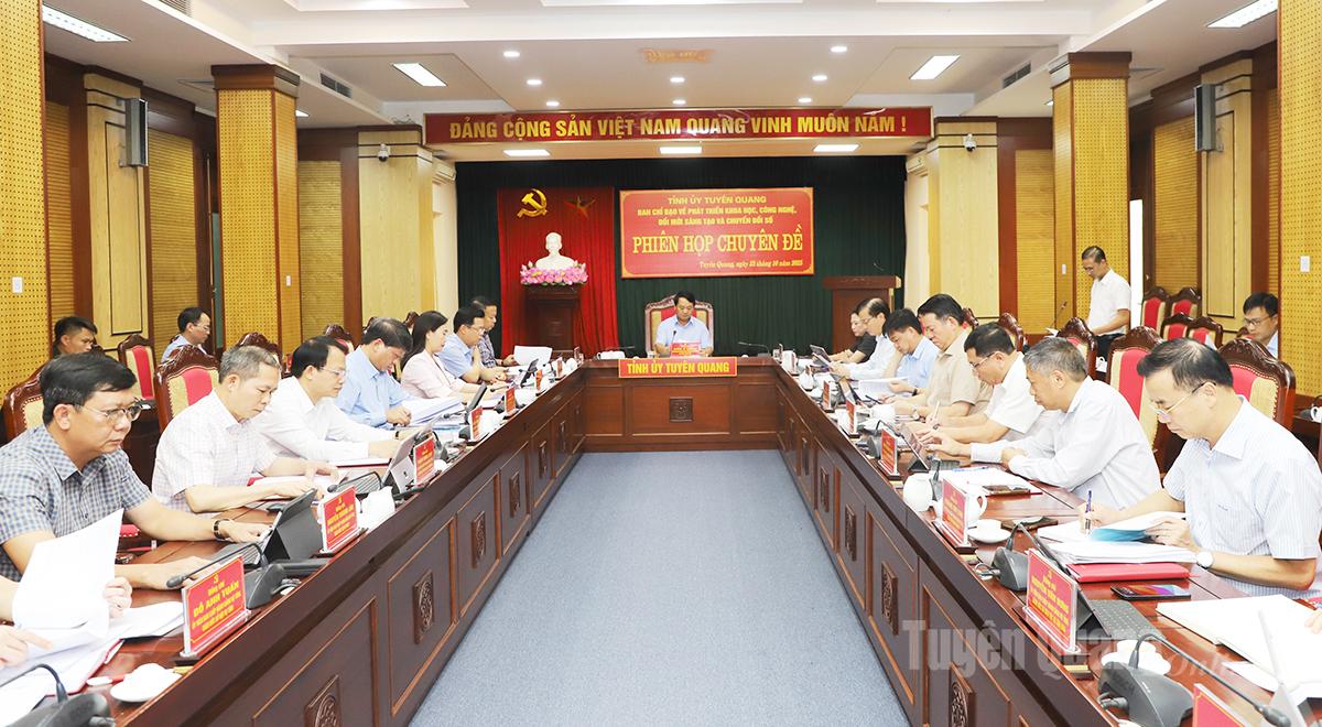 Bí thư Tỉnh ủy Hầu A Lềnh chủ trì phiên họp.