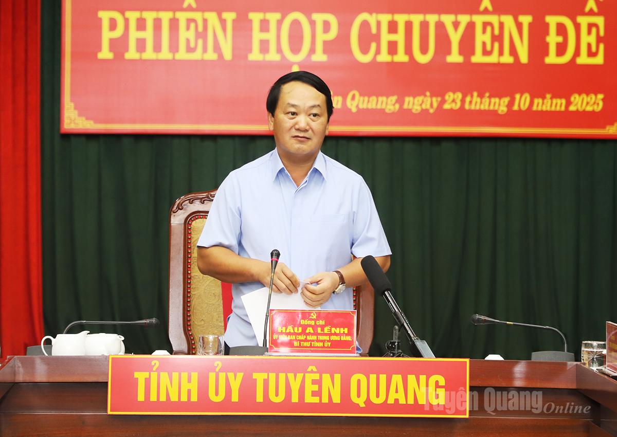 Bí thư Tỉnh ủy Hầu A Lềnh phát biểu kết luận phiên họp.