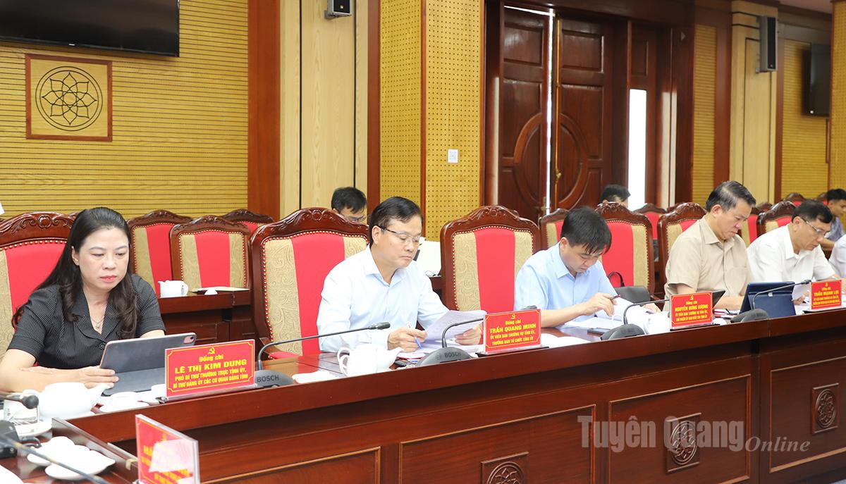Phó Bí thư Thường trực Tỉnh ủy Lê Thị Kim Dung và các đại biểu dự phiên họp.