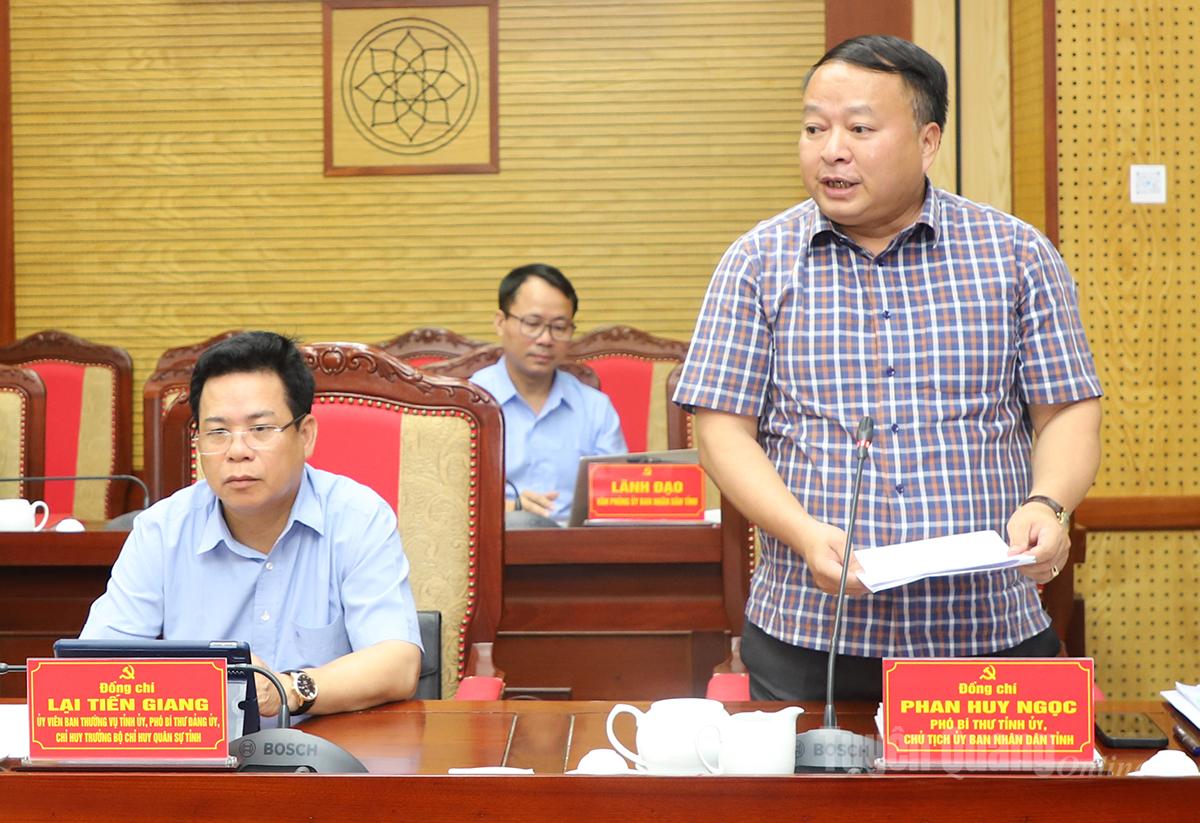 Phó Bí thư Tỉnh ủy, Chủ tịch UBND tỉnh Phan Huy Ngọc phát biểu tại phiên họp.