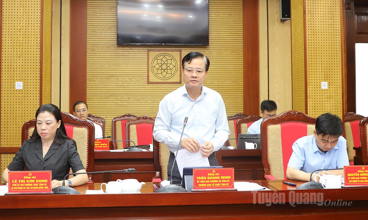 Trưởng ban Tổ chức Tỉnh ủy Trần Quang Minh thảo luận tại phiên họp.