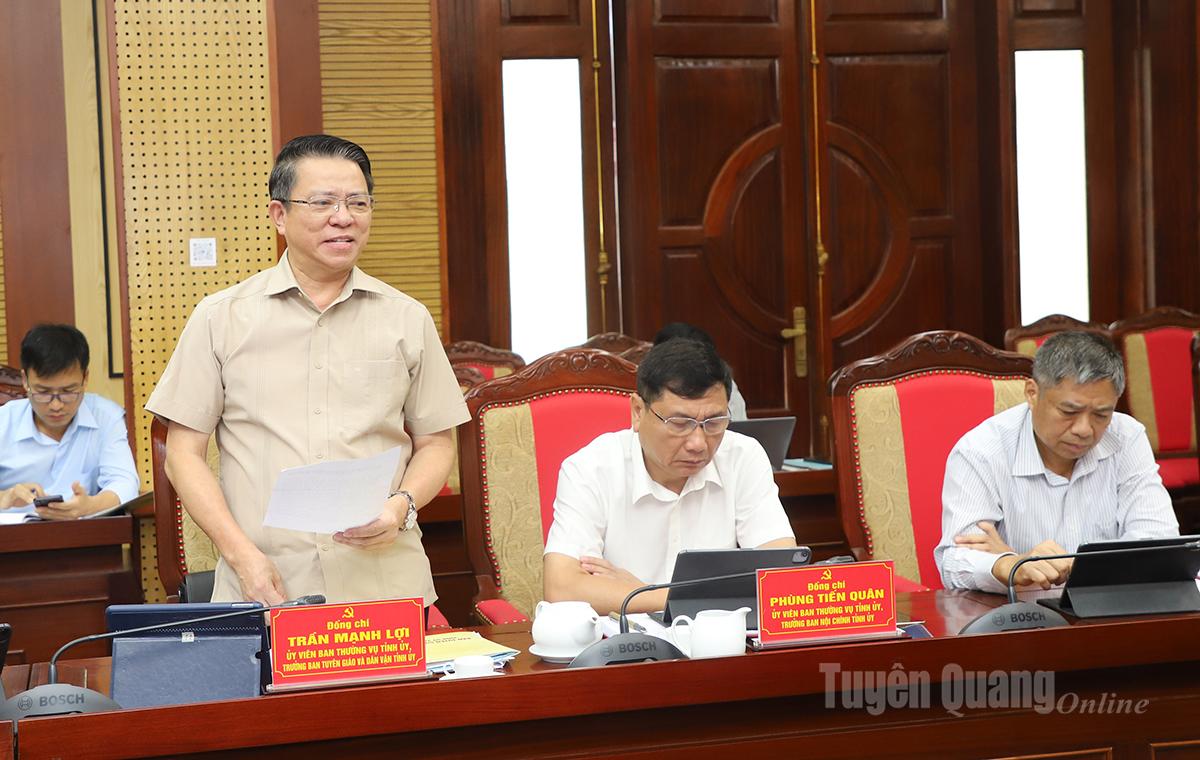 Trưởng ban Tuyên giáo và Dân vận Tỉnh ủy Trần Mạnh Lợi thảo luận tại phiên họp.