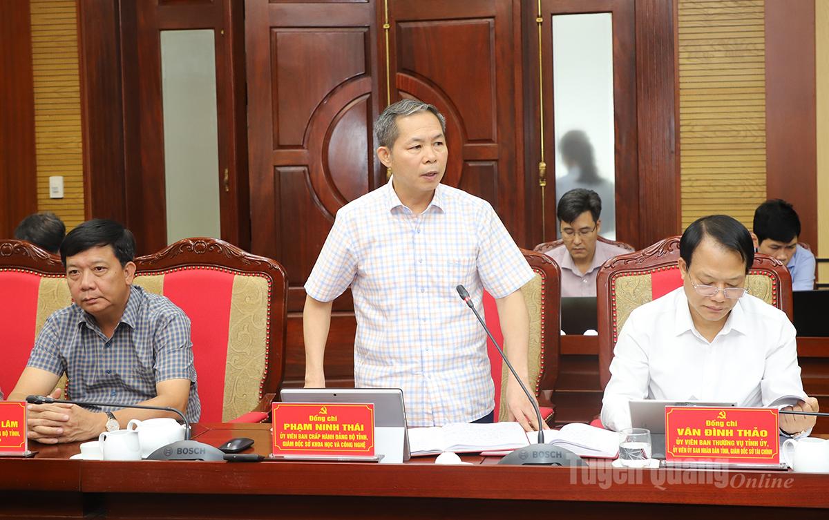 Giám đốc Sở Khoa học và Công nghệ Phạm Ninh Thái thảo luận tại phiên họp.